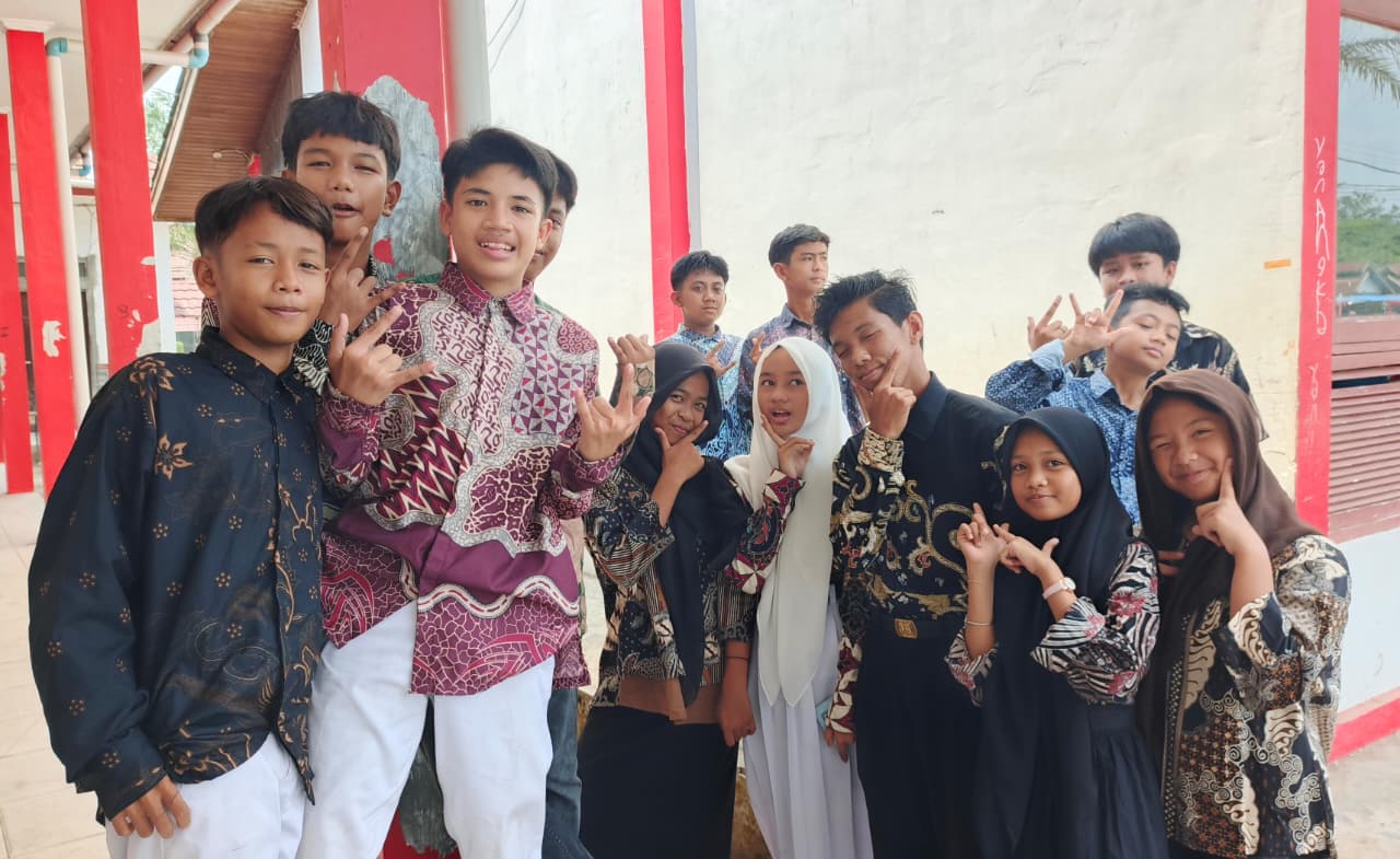 Semarak Hari Batik Nasional, Warga SMP Negeri 1 Anggana Kompak Mengenakan Pakaian Batik